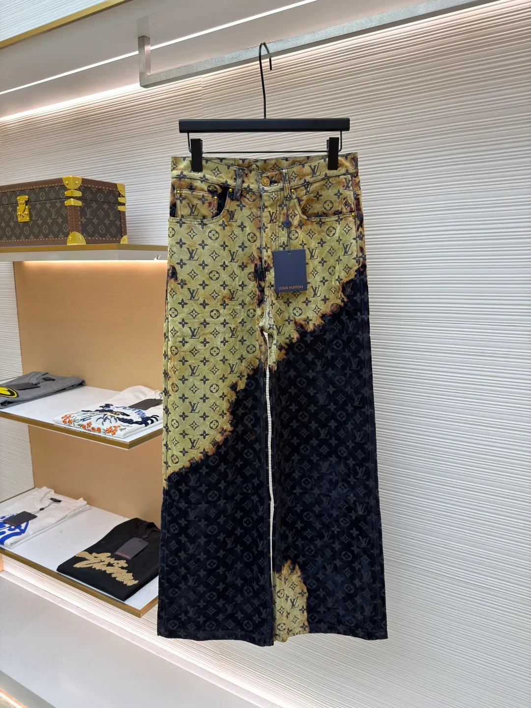 LOUIS VUITTON bonfire flocked denim trousers ●Original version: purchased and developed by 12889 ●Item number: 1681659-C55 ●Fabric: jacquard flocked denim fabric ●Technology: Shaohua production ●Version: fitted version ●Weight: about 850 grams ●Size: 30-32-34-36 ●Description: Jacquard flocked denim fabric using twill weave. The texture is thick and the twill texture and clear lines have been properly processed. The fabric is custom-dyed and spun yarn is flocked, with the classic presbyopia pattern throughout. The entire piece of garment is cut using infrared laser positioning. The body is cut by hand to match the pattern. The pieces are cut and positioned to match the pattern. The entire width of the garment is fixed with single-needle embroidery in thick lines. From the waistband, trouser pockets, and pockets, all are made to high-end sewing standards, and multiple processes are exclusively developed and customized, resulting in huge fabric losses. Each piece is made by a master with rich washing experience. He uses gauze to dip acrylic paint and apply it evenly on the flocking surface by hand according to the original positioning method. The dyeing time is controlled, and the scrap rate of defective products is extremely high. Each large piece presents a unique fire cloud effect. The overall wiring is straight and delicate, the fabric is comfortable and soft, and the color is consistent without color difference. It can be matched with the same style to create a fashionable look and control various occasions. Customized accessories, complete with three standards, same style for men and women!